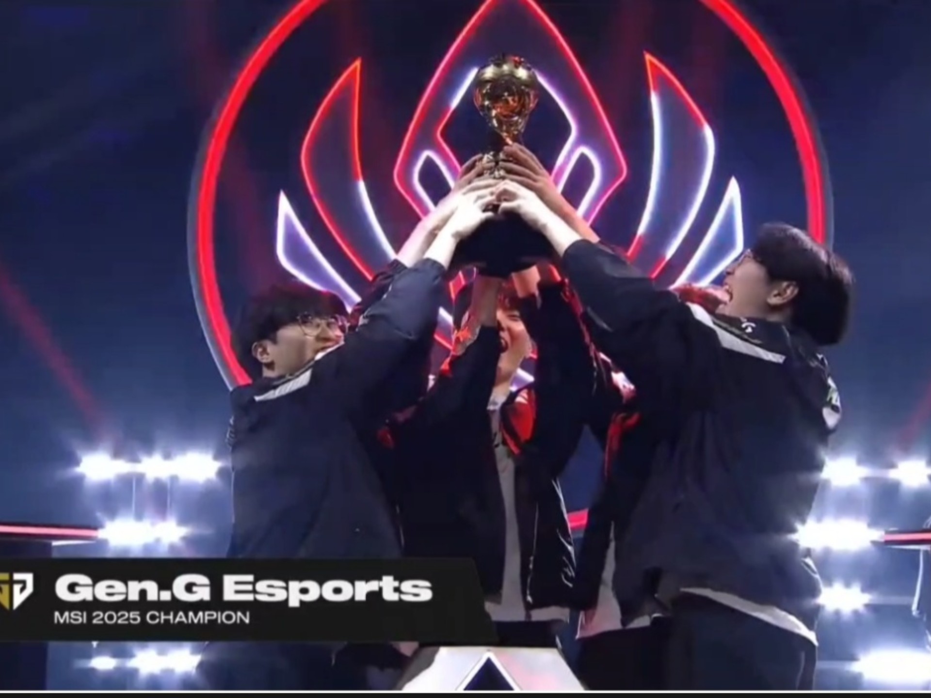 开云体育官方网站-包含NS鏖战T1，Tarzan关键团战开团秒人宿敌对决四强赛，成为赛场最大亮点的词条