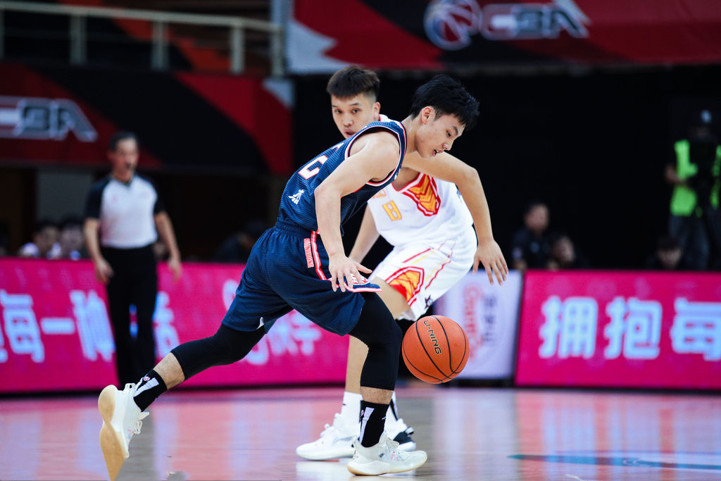 S赛惊险逆转取胜,粉丝狂欢不已 S赛惊险逆转取胜,粉丝狂欢不已