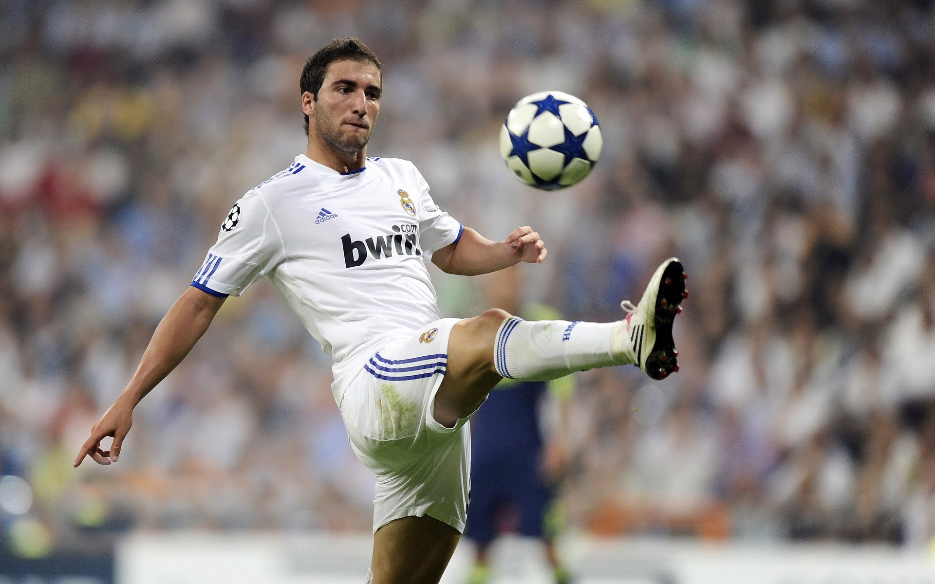 从马里决胜局到皮克传奇，足球世界的悲欢与荣耀